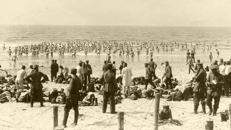 Duitse soldaten gaan naakt zwemmen in zee