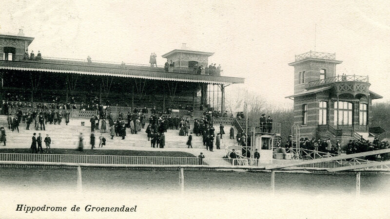 Tribune en rechts de koninklijke loge van Groenendaal