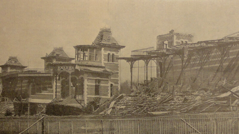 Koninklijke loge en tribunes na de verwoestende ontploffingen van 1919
