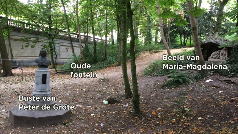 In de diepte ter hoogte van het Paleizenplein zie je links de buste van Peter de Grote, rechts het beeld van Maria-Magdalena en achteraan het fonteinbekken
