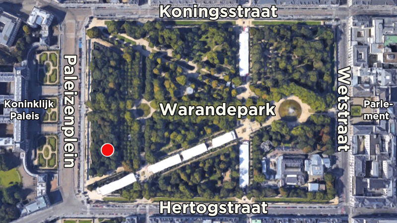 Het Warandepark in Brussel: de rode stip duidt het beeld van Peter de Grote aan