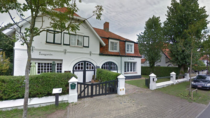 De Shakespearelaan in De Haan met links de Villa Savoyarde en daarnaast La Maisonette