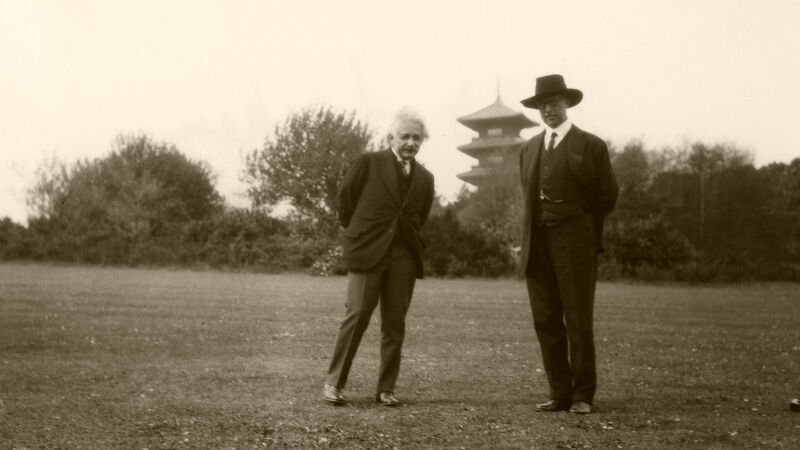 Einstein en koning Albert I in het park van Laken (1932). Op de achtergrond herken je de Japanse toren