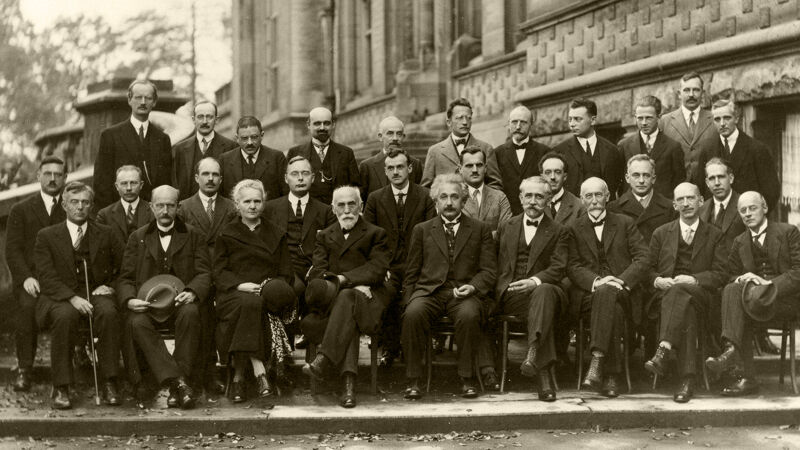 Groepsfoto van de Solvayconferentie van 1927 in Brussel. Einstein zit in 't midden. Enige vrouw in 't gezelschap is Marie Curie, links naast haar zit Max Planck