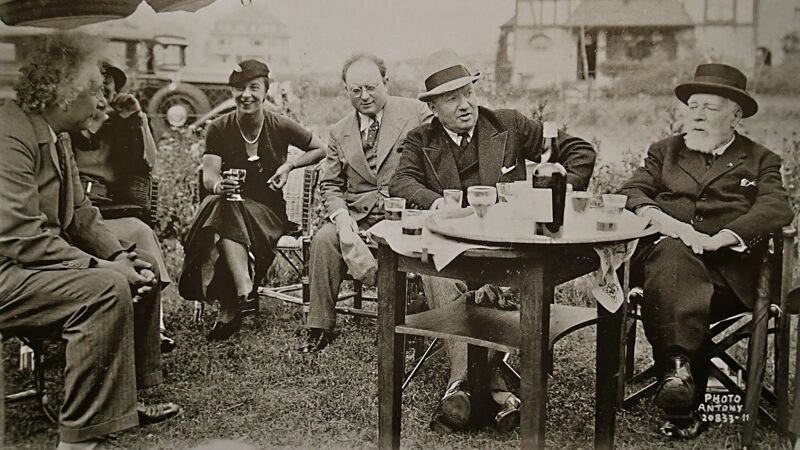 Het gezelschap op het terras van restaurant Coeur Volant. Einstein zit links, Ensor zit uiterst rechts