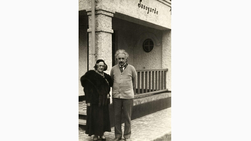 Het echtpaar Einstein bij de Villa Savoyarde