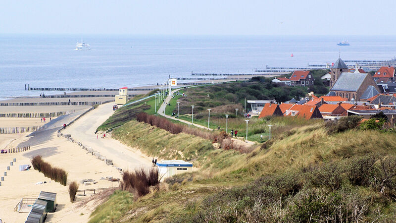 Zoutelande, het dorp achter de zeedijk