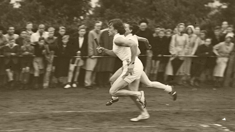 Foekje Dillema bij een estafetteloop in Groningen (juli 1950)