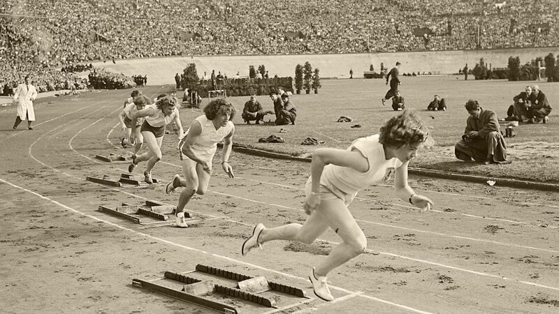 Foekje (tweede loopster) bij de start van de 200 meterrace waarin ze het record van Blankers-Koen brak (juni 1950)