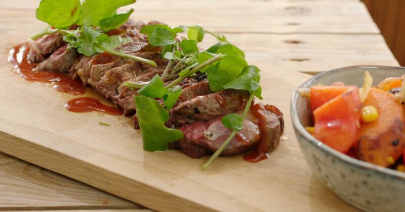 Entrecote met BBQ-saus, zoete aardappel en paprika