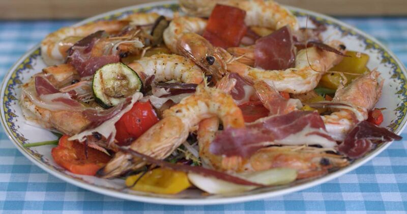 Gegrilde gamba's en groenten met gemengde sla
