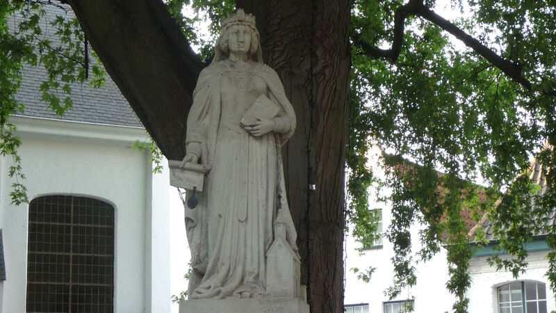 Standbeeld van gravin Johanna van Vlaanderen in het begijnhof van Kortrijk
