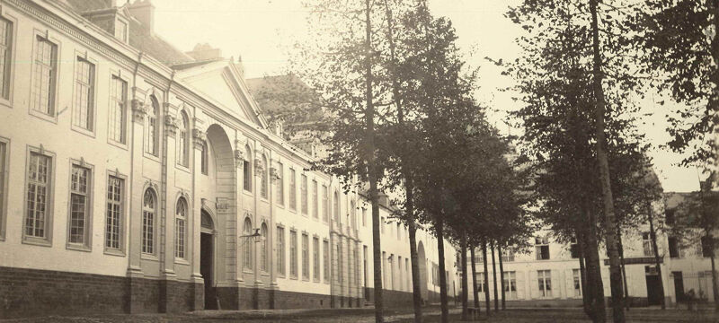 Voorgevel van het Pauscollege in 1865