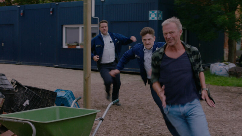 Tim en Dieter zetten de achtervolging in. Maar helaas, de kaasboer heeft niks te maken met de carjacking van Frank.