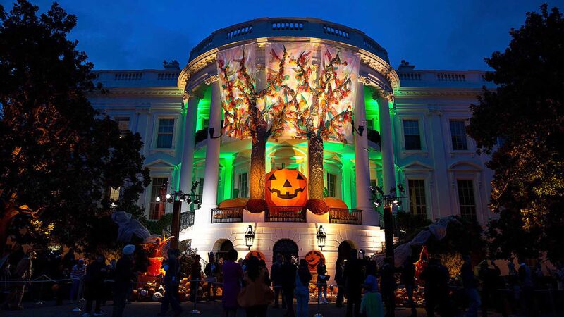 Het Witte Huis in Washington, versierd voor Halloween