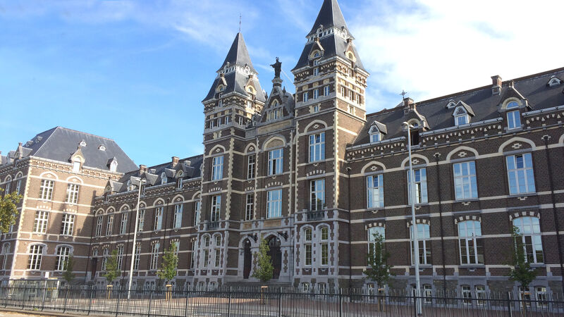 Voorgevel van het college, geïnspireerd door het Rijksmuseum