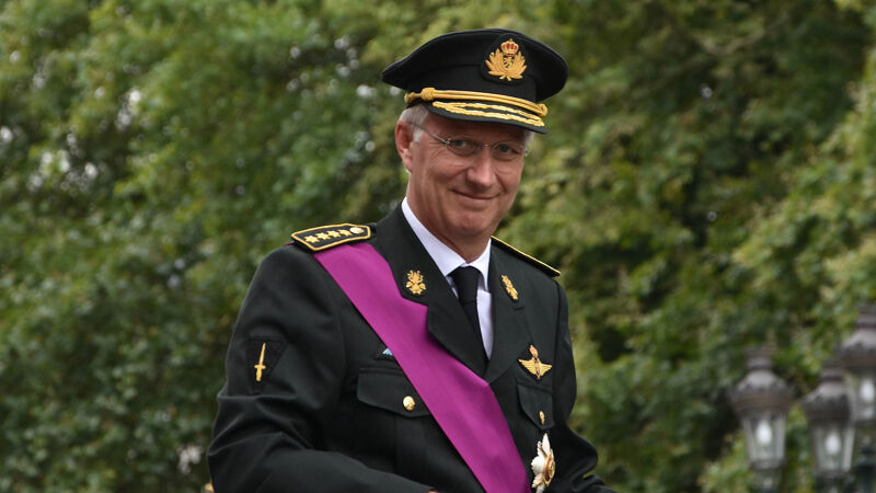Koning Filip, voor de gelegenheid getooid met canvas-roze sjerp