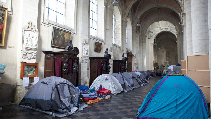 Tentjes van Afghaanse vluchtelingen in de Brusselse begijnhofkerk