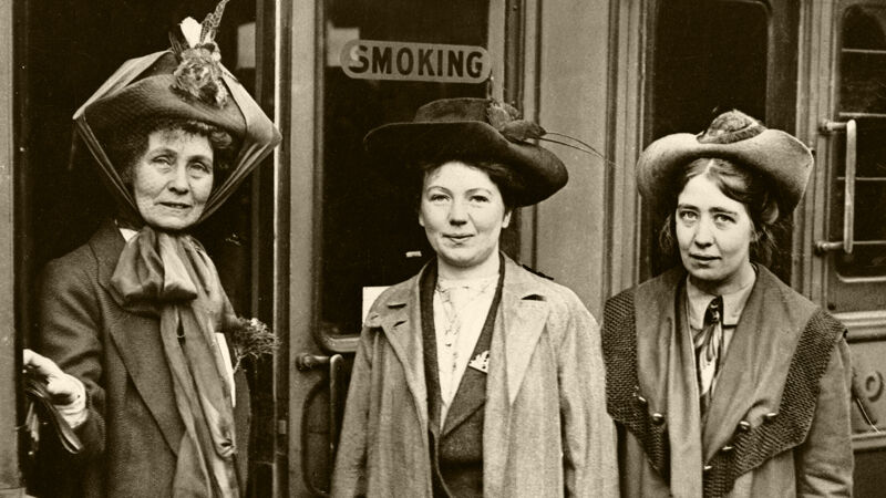 Sylvia Pankhurst (rechts) met haar zus en moeder in 1911, allen fervente suffragettes.