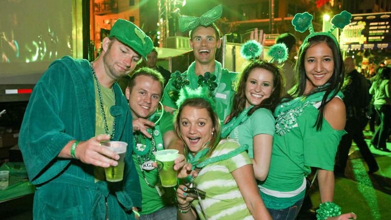 Groene outfits en groen bier op Saint Patrick's Day in San Diego, California.