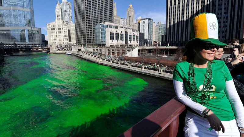 De groen gekleurde rivier in Chicago op Saint Patrick's Day trekt jaarlijks duizenden toeschouwers.