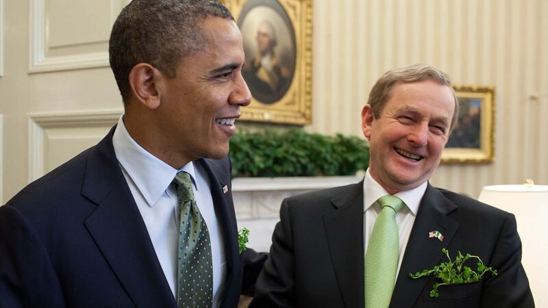 De Ierse premier Kenny bij president Obama in het Witte Huis ter gelegenheid van Saint Patrick's Day 2012. Let op de klaverblaadjes in hun vest.