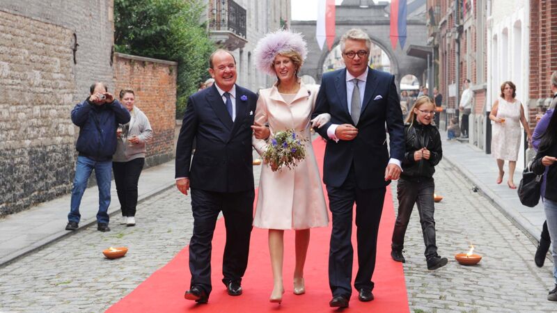 Prins Philippe de Riquet de Caraman-Chimay en zijn kersverse bruid, prinses Françoise, met hun getuige prins Laurent (september 2012)