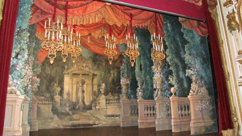 Theater van Chimay: toneeldoek van decorateur Canbon