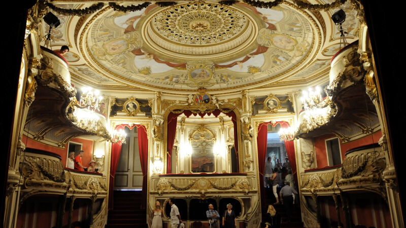Theater van Chimay: zicht op de zaal en de prinselijke loge