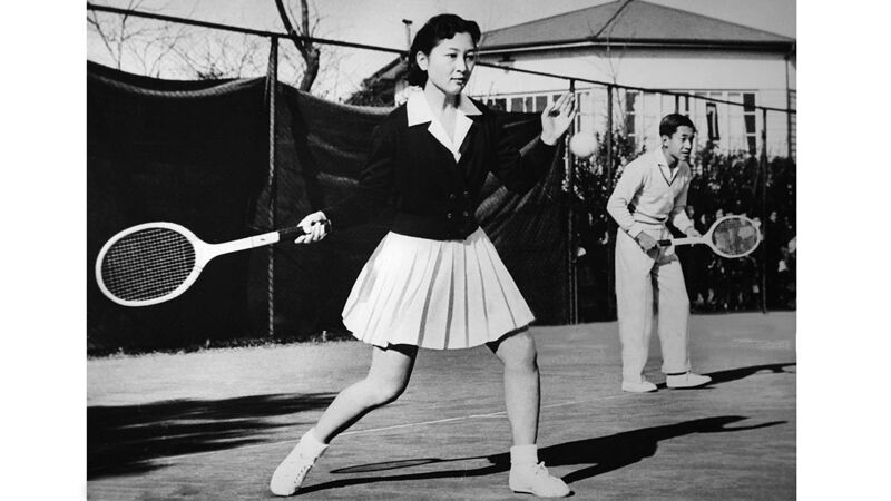 Michiko en kroonprins Akihito tijdens een tennismatch