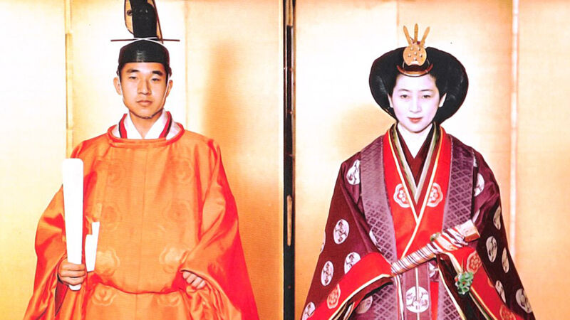 Officiële huwelijksfoto van Akihito en Michiko in ceremoniële shintotenue, 1959.