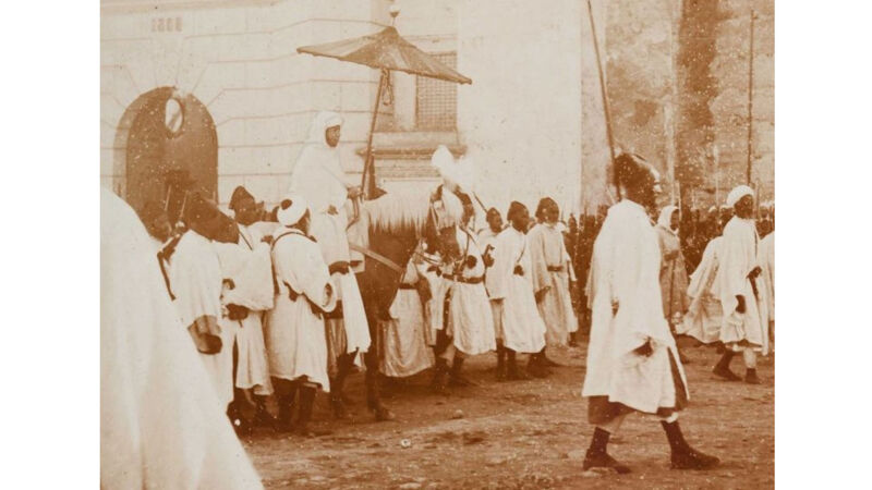 Sultan Abdel Aziz onder de parasol, ca. 1900-1905