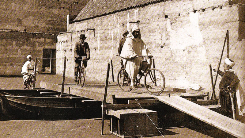 Sultan Abdel Aziz is niet echt een kordaat heerser. Hij amuseert zich liever, zoals hier met de fiets