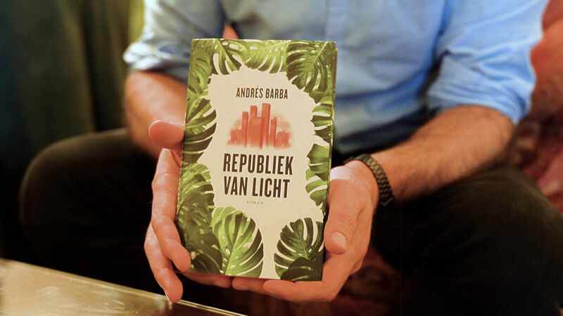 In 'Republiek van licht' verschijnen plotseling 32 kinderen ten tonele die de orde in San Cristóbal verstoren.