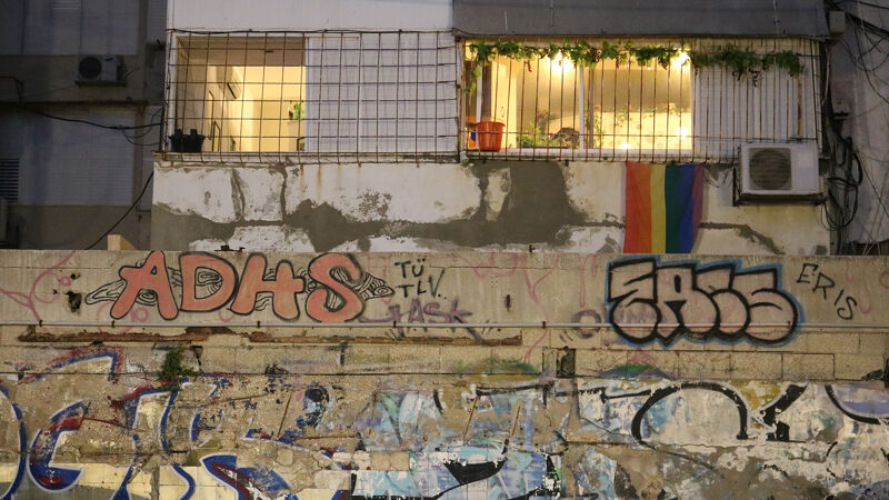 de regenboogvlag, het symbool voor de gay-community, in een doorsnee woonappartement.