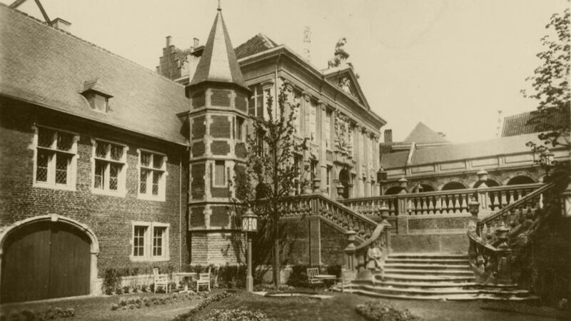 Vieux Bruxelles: oude prentkaart van de expo van 1935 met de gevel van het Bellonahuis en de trappen van de Parkabdij