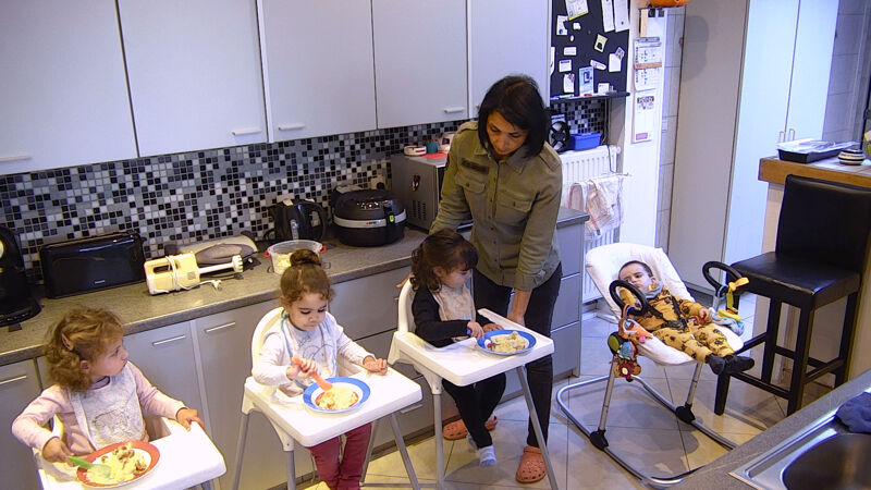 Amina aan het werk als onthaalmoeder