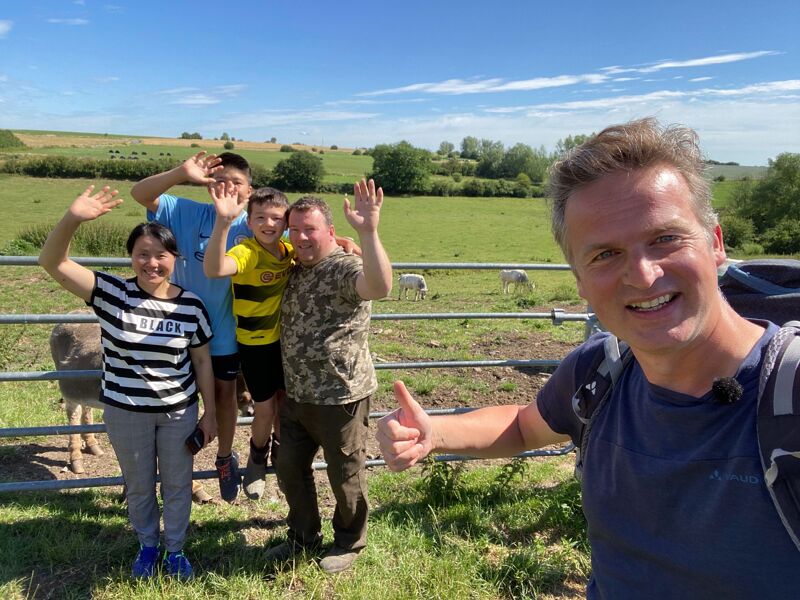 Een leuke overnachting op de boerderij van Vincent en Ling later, zijn we klaar om aan de dag te beginnen. 200 km-punt, we komen eraan!