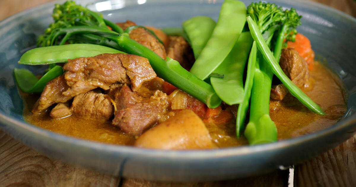 Curry met lamsschouder, broccolini, sluimererwten en aardappel  recept Jeroen Meus