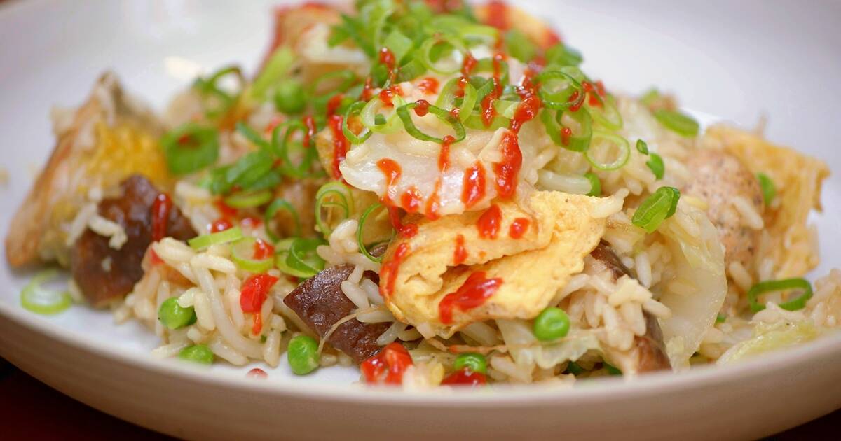 Gebakken rijst met Chinese kool, parelhoen en omelet