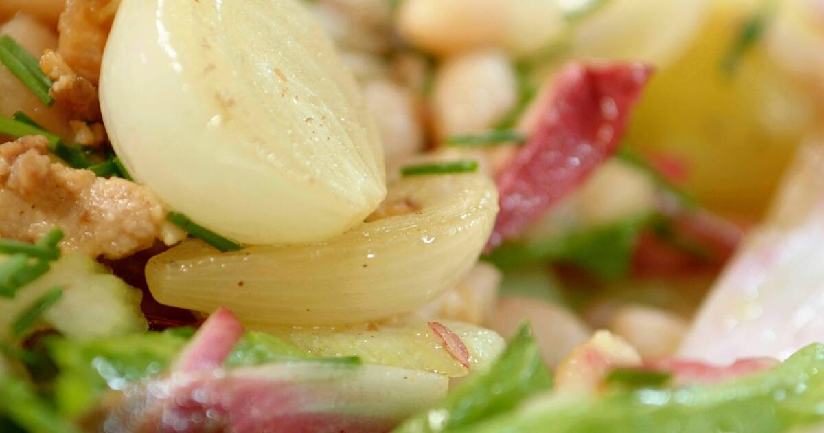 Salade met witte boontjes, roodlof en lauwe spekvinaigrette