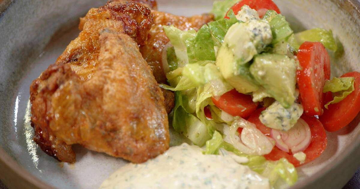 Pikante kippenvleugels, salade met blauwe kaas, avocado en ranch dressing