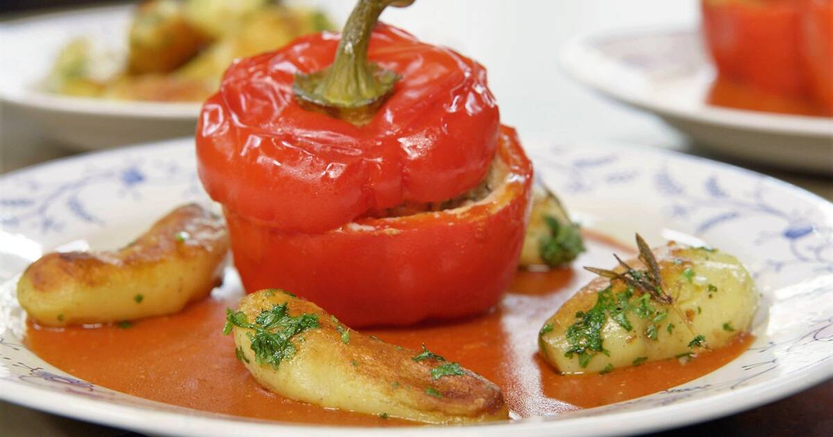 Gevulde paprika's in tomatensaus met gebakken aardappelen