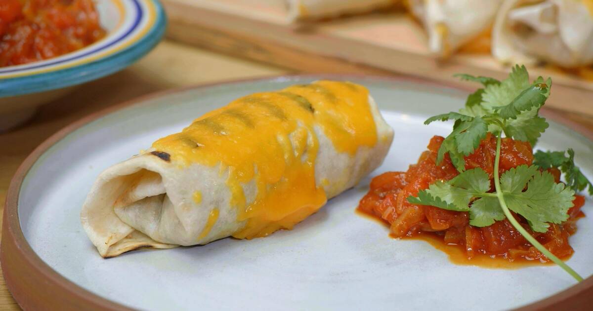 Vegetarische burrito met quinoa en chutney van tomaat en paprika