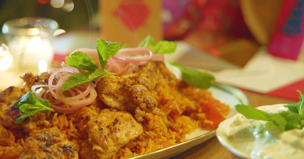 Indiase gemarineerde kip met saffraanrijst, raita en opgelegde sjalot