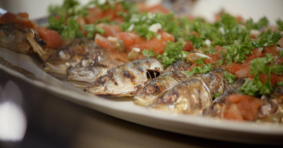 Gegrilde sardines met lauwe tomatensalsa en pizzacrackers