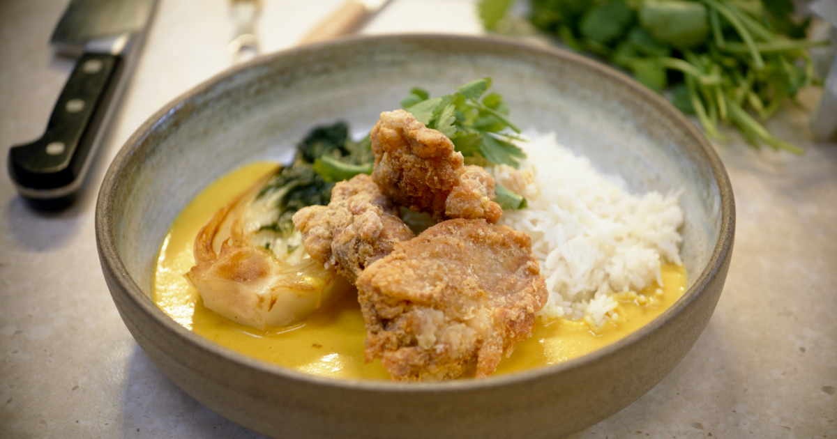 Kippendijen in currysaus met boksoi en rijst