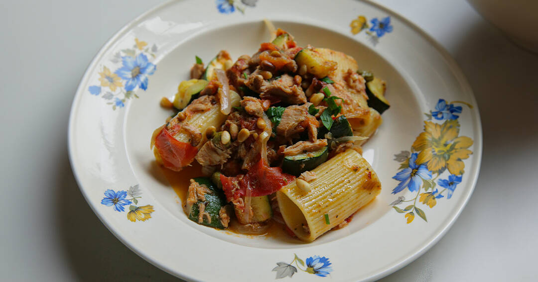 Paccheri pasta met tonijn, tomatencompote en gebakken courgette