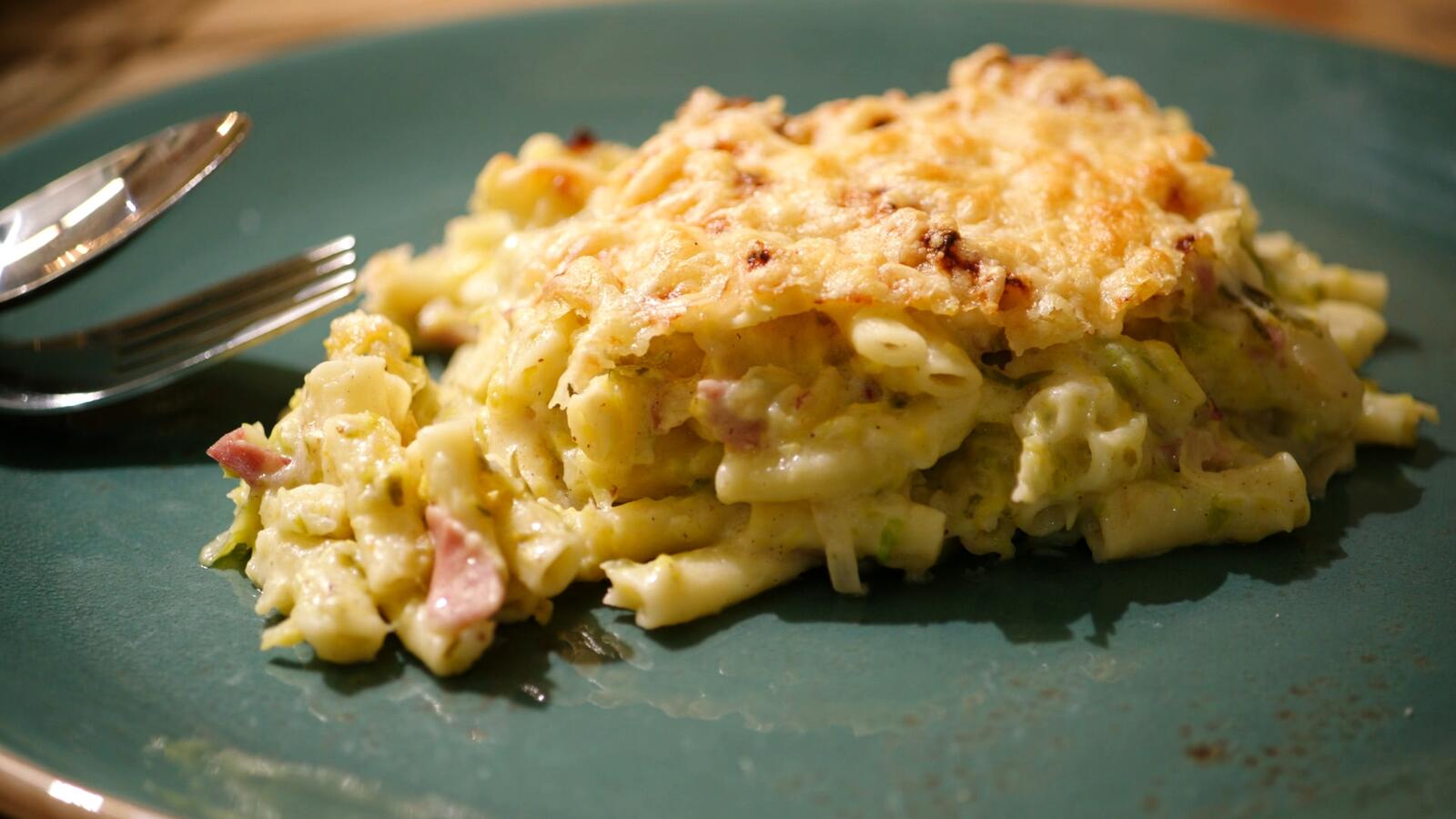 Macaroni met hesp, kaas en spruitjes