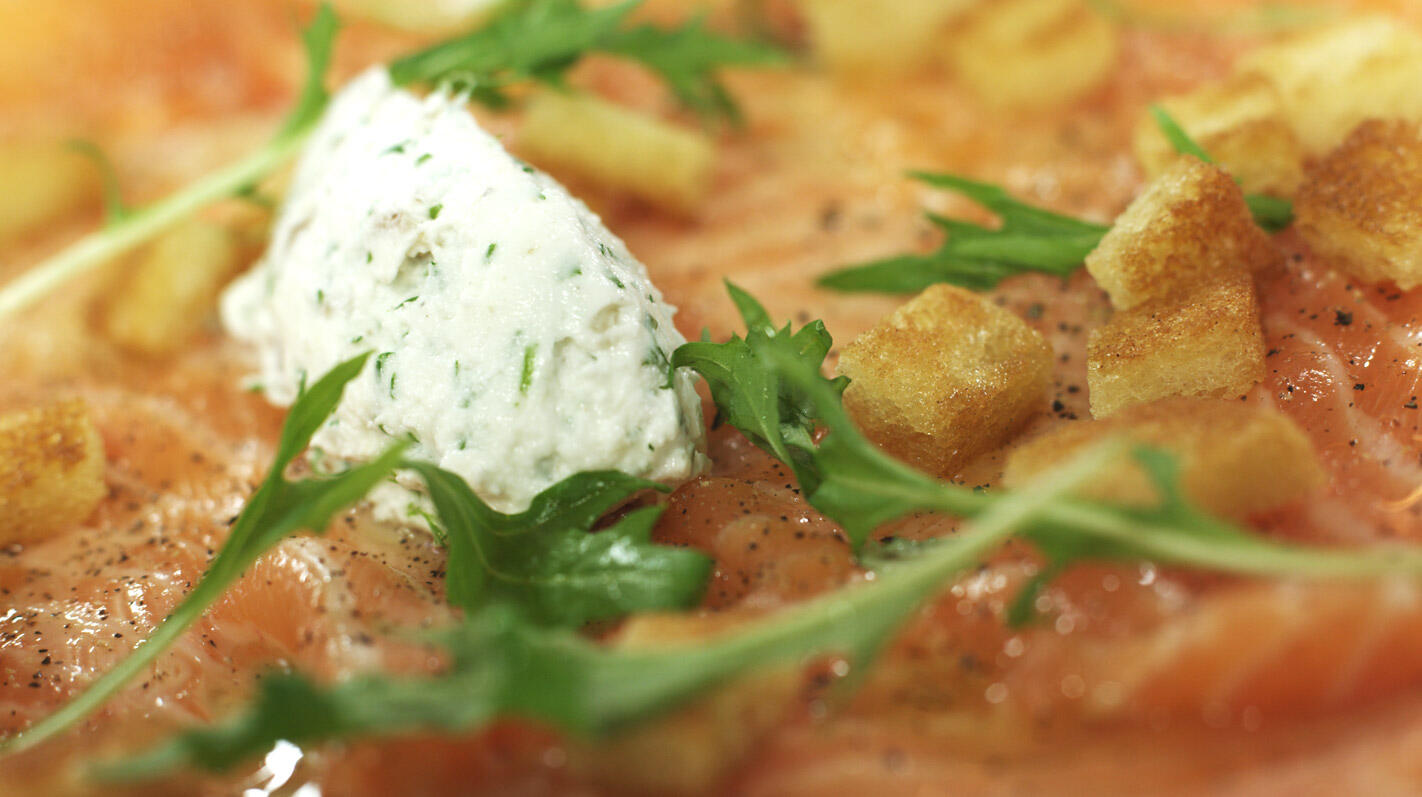 Carpaccio van zalm met een dressing van verse kaas